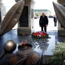 King Harald laid a wreath at the Tomb of the Unknown Soldier in Warsaw  (Photo: Lise Åserud / NTB scanpix)